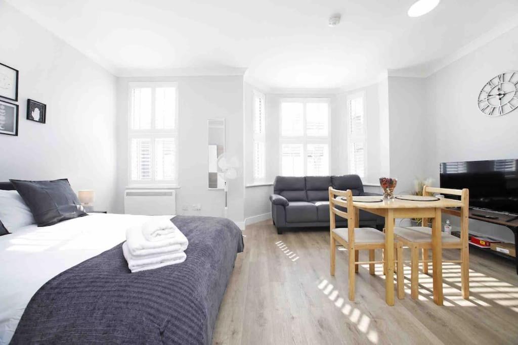 Apartment Sheperd's Bush Modern 40m2 London